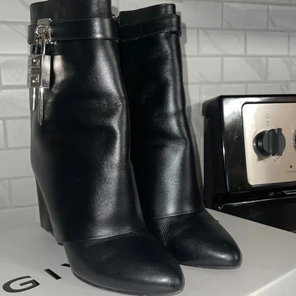 The New Givenchy 
Shark lock ankle boots in leather - Picture 4 of 8